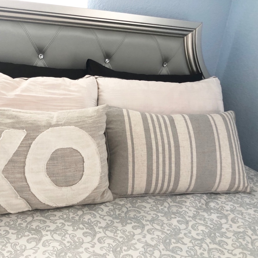 THROW PILLOW